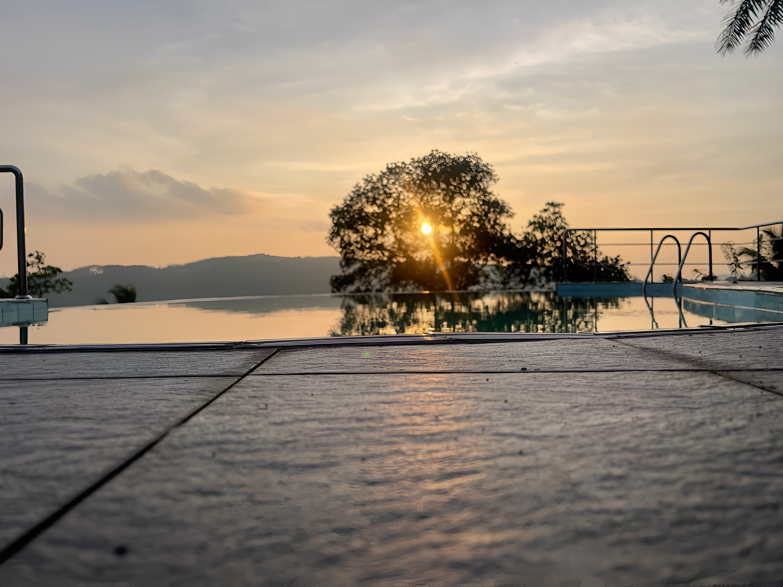 Float above the hills. Lavinrich pool moments.